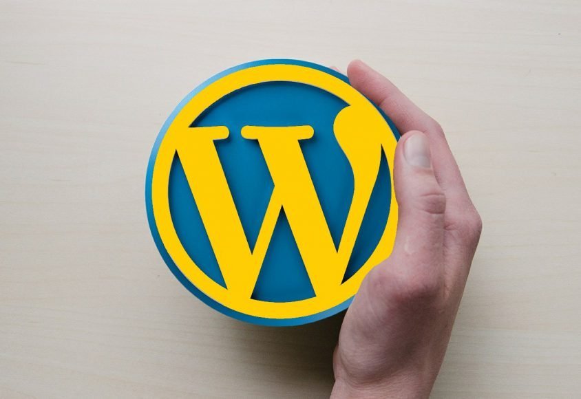 Żółte logo Wordpress