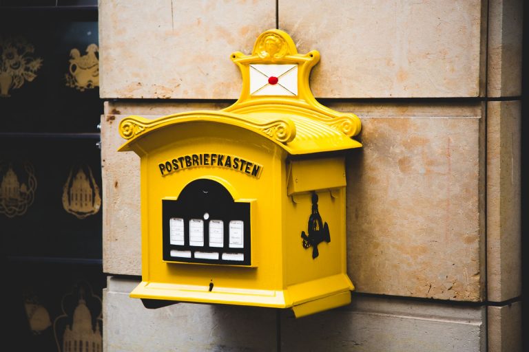 Żółta skrzynka pocztowa