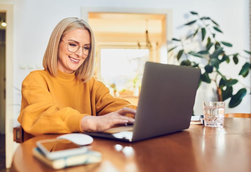 Kobieta pracująca na laptopie nad wielojęzyczną stroną Wordpress.