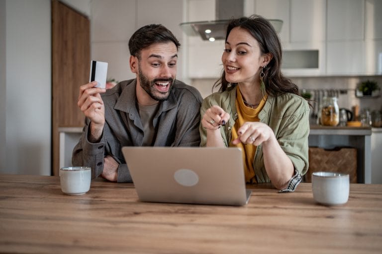 Kobieta i mężczyzna robiąca zakupy online.