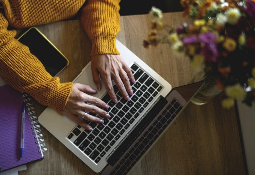 Kobieta pracująca nad stroną internetową Wordpress.