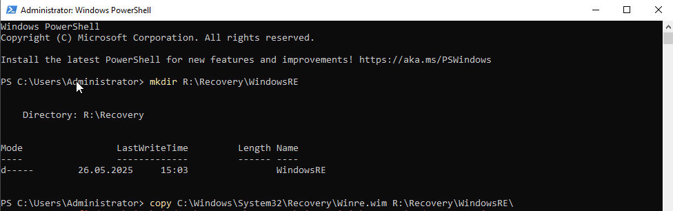 Okno PowerShell z poleceniami mkdir R:\Recovery\WindowsRE oraz copy kopiującym plik Winre.wim